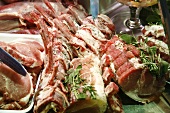 Frisches Fleisch in Auslage auf Markt (Italien)
