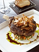 Ribeye Steak mit Knochen auf Gemüsewürfeln