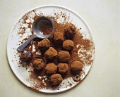 Schokoladentrüffeln, bestreut mit Kakakopulver