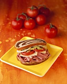 Marmorbrot-Sandwich mit Corned Beef, Käse und Tomaten