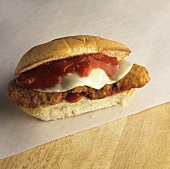 Chicken Parmesan Sandwich mit Mozzarella und Tomatensauce