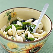 Nudelsalat mit Spinat, Feta und Oliven (Griechenland)