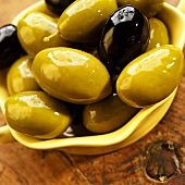 Grüne und schwarze Oliven im Schälchen