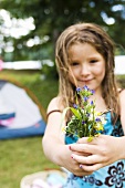 Mädchen hält selbstgepflückten Blumenstrauss