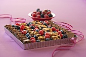 Verschiedene Brownies und frische Beeren in Tarteform