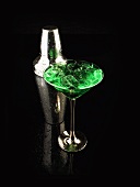 Green Martini mit Cocktailshaker