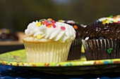 Vanille-Cupcake und Schokoladen-Cupcakes mit Zuckerkonfetti