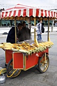 Marktwagen mit gegrillten Maiskolben (Istanbul, Türkei)