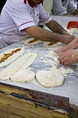 Brote zubereiten auf dem Markt (Istanbul, Türkei)
