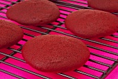 Gebackene Hälften von Red Velvet Whoopie Pies auf Kuchengitter