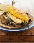 Gegrillte Maiskolben mit schmelzender Butter