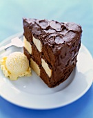 Ein Stück Schokoladen-Vanille-Torte mit einer Kugel Vanilleeis