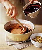 Brownie zubereiten: Geschmolzene Schokolade unter den Teig rühren