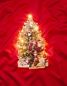 Leuchtende Weihnachtsdekoration auf rotem Hintergrund