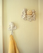 Engelsfiguren und Handtuch an der Wand