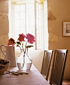 Blumenvase mit Rosen auf dem Küchentisch