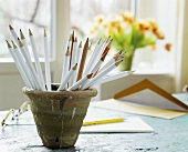 Bleistifte mit weisser Ummantelung im Blumentopf gesteckt
