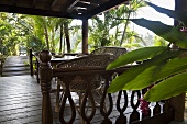 Terrassenplatz auf der Holzveranda in tropischer Umgebung