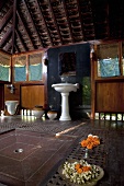 Ein Badezimmer in einer indischen Holzhütte