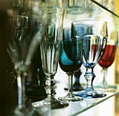 Verschiedene Gläser auf einem Glasregal