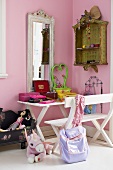 Kinderzimmerecke - weiße Bank und Tisch mit Spiegel vor rosafarbener Wand