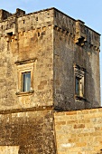 Romanische Burg mit verwitterter Steinfassade und Fenster