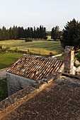 Blick über altes Haus auf italienische Landschaft