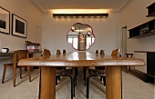 Wohnraum mit Fifties Möbeln - langer Esstisch aus Holz und Spiegel mit indirekter Beleuchtung