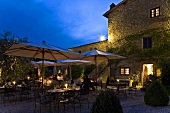 Nachtstimmung auf Terrasse eines Mediterraner Landgasthauses