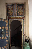 Bemalte Tür im orientalischen Stil mit Blick ins Treppenhaus