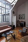 Möbel im Fifties-Stil vor Atelierfenster