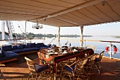 Blick vom Boot auf die Flusslandschaft und Kaffeepause auf überdachtem Sonnendeck, Nil, Ägypten
