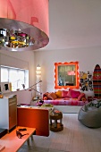 Poppiges Zimmer mit Möbeln im Seventies-Stil