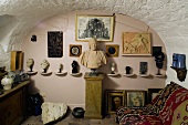Room with a barrel vault ceiling - assorted busts on consoles on a pink wall