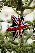 Englische Fahne auf Weihnachtsstern am Tannenzweig