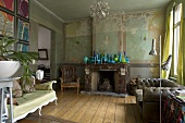 Ledercouch vor Kamin mit Vasensammlung auf Sims im Vintage Wohnraum