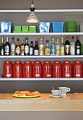 Frühstücken an der Bar - Spirituosenflaschen und Vorratsdosen im Regal