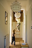 Designerlampen im Flur mit Kindern auf der Leiter