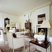 Wohnraum in englischer Villa - weiße Sofagarnitur mit modernem Couchtisch Set