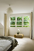 Schlafraum - gebogener Beistelltisch unter Fenster mit Gartenblick