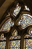 Bunte Kirchenfenster im gotischen Spitzbogen