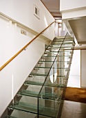 Designer Treppe mit Stufen und Geländer aus Glas