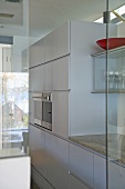 Weisser Einbauschrank mit Einbaugerät in moderner Küche