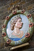 Wandschmuck mit Queen auf Steinmauer