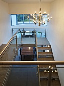 Offenes Treppenhaus mit Stahltreppe und Designer Hängelampe