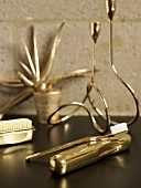 Verschiedene Badeutensilien im Gold (Zahnbürste, Nagelbürste, etc.)