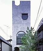 Moderne Architektur - Baum vor turmartigen Neubauhaus, The Tower House, Tokio, Japan