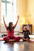 Yogalehrerin und Kind im Übungsraum