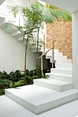 Ein eleganter Treppenaufgang von grünen Pflanzen umgeben in einer Halle