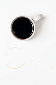 Eine Tasse Kaffee und Abdruck einer Tasse